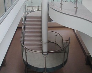 Cầu thang kiếng cường lực 